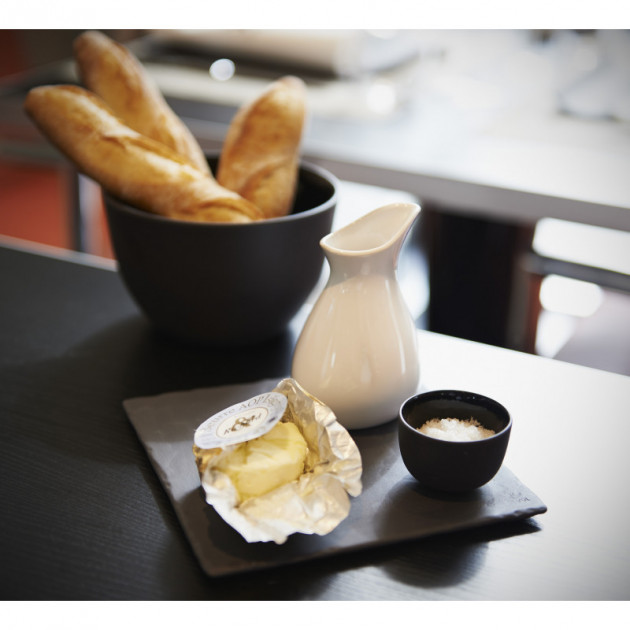 Petit-dejeuner servi sur une assiette en porcelaine imitation ardoise Revol Petit-dejeuner servi sur une assiette en porcelaine imitation ardoise Revol