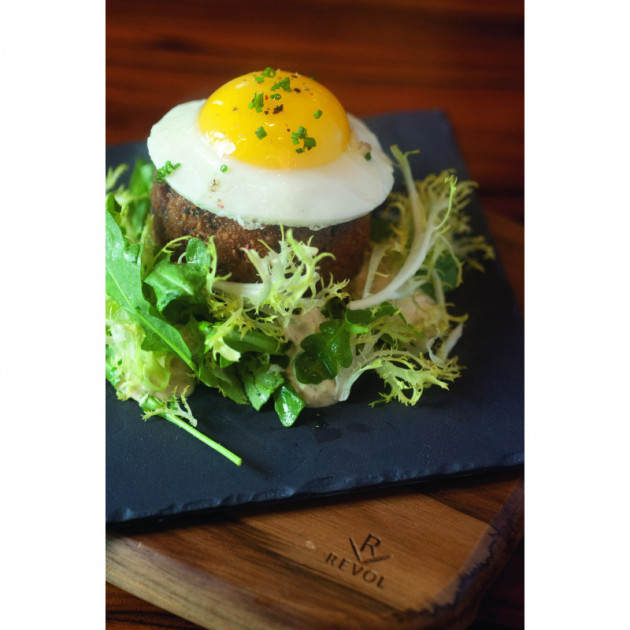 Plat presente sur une assiette Basalt en porcelaine Revol Plat presente sur une assiette Basalt en porcelaine Revol