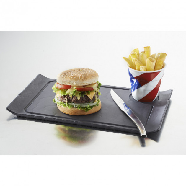 Burger presente sur une assiette a Burger en porcelaine Basalt Revol Burger presente sur une assiette a Burger en porcelaine Basalt Revol