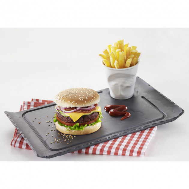 Service d'un burger sur une assiette en porcelaine Basalt Revol Service d'un burger sur une assiette en porcelaine Basalt Revol