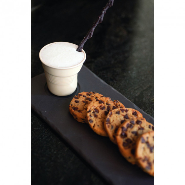 Milkshake et cookies sur le plateau en porcelaine ardoise Basalt Revol Milkshake et cookies sur le plateau en porcelaine ardoise Basalt Revol