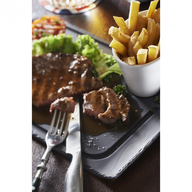 Degustation d'un steak sur une assiette Basalt Revol