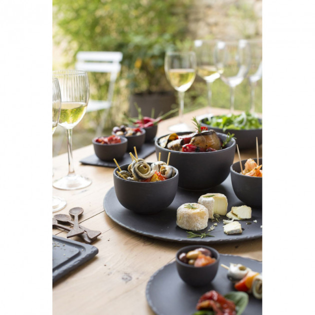 Aperitif servi dans les ustensiles en porcelaine Basalt Revol Aperitif servi dans les ustensiles en porcelaine Basalt Revol