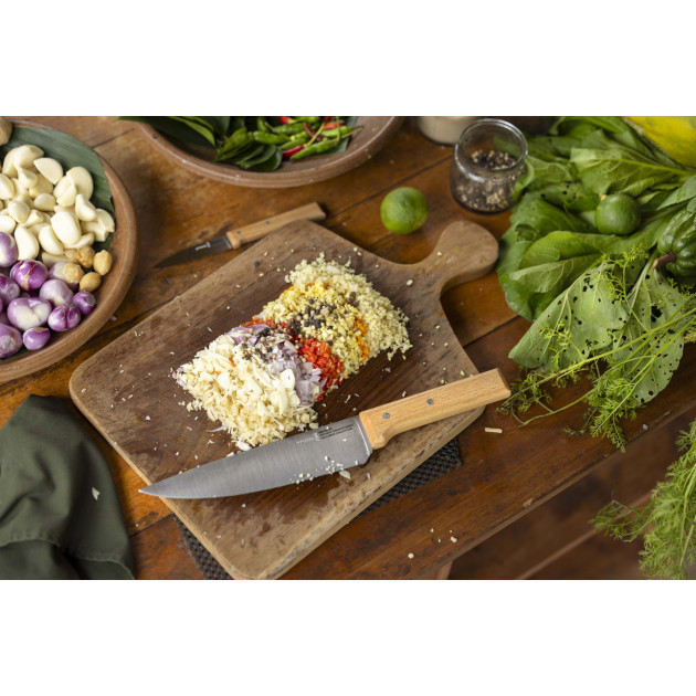 Couteau de Cuisine avec un manche en bois Couteau de Cuisine avec un manche en bois