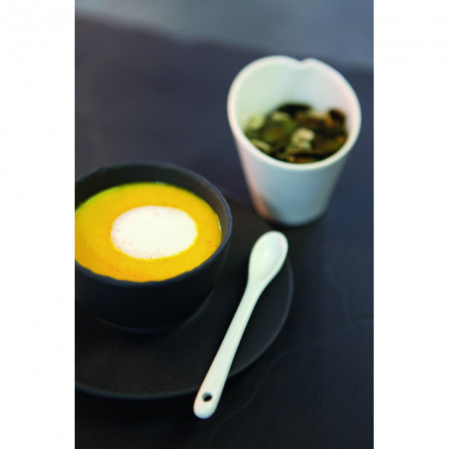 Veloute servi dans un mini bol en porcelaine Basalt de Revol Veloute servi dans un mini bol en porcelaine Basalt de Revol