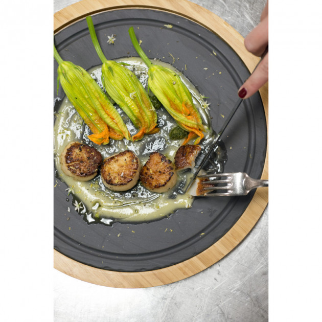 Degustation d'un plat sur une assiette a steak ronde Basalt Revol Degustation d'un plat sur une assiette a steak ronde Basalt Revol