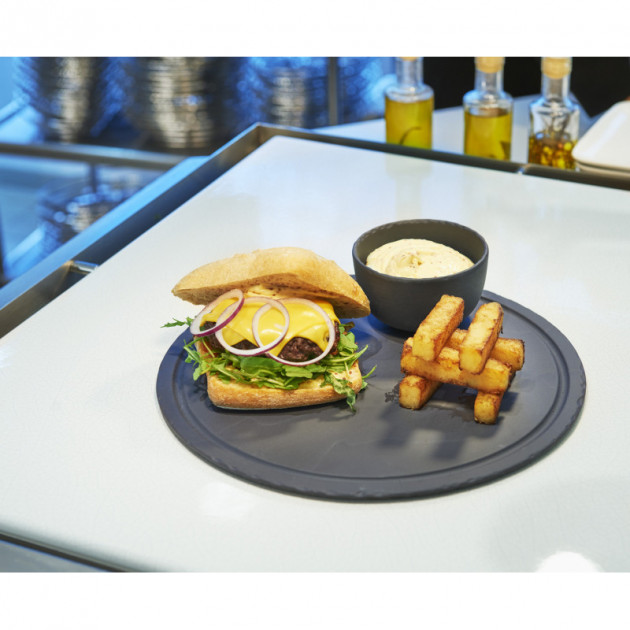 Service d'un burger sur une assiette en porcelaine Basalt Revol Service d'un burger sur une assiette en porcelaine Basalt Revol
