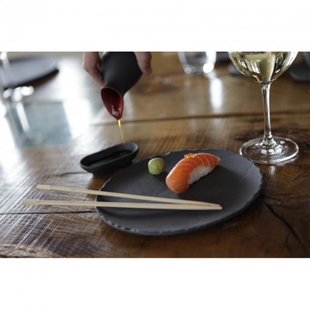 Degustation de sushis sur une assiette en porcelaine noire Basalt de Revol Degustation de sushis sur une assiette en porcelaine noire Basalt de Revol