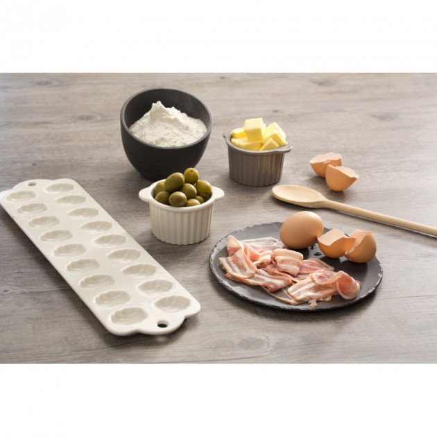 Preparations de petits cakes avec l'assiette Basalt Revol Preparations de petits cakes avec l'assiette Basalt Revol