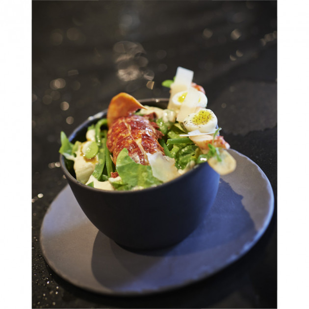 Service d'une salade presentee dans les ustensiles Basalt Revol Service d'une salade presentee dans les ustensiles Basalt Revol