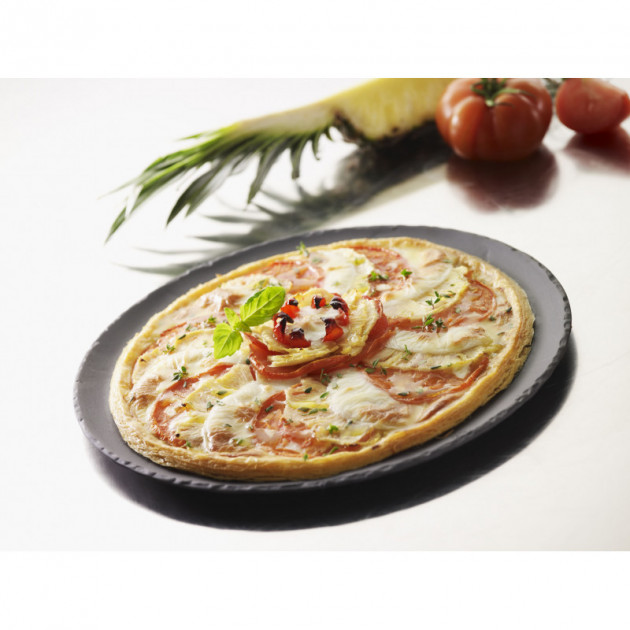 Pizza presentee sur un plateau rond Basalt Revol Pizza presentee sur un plateau rond Basalt Revol