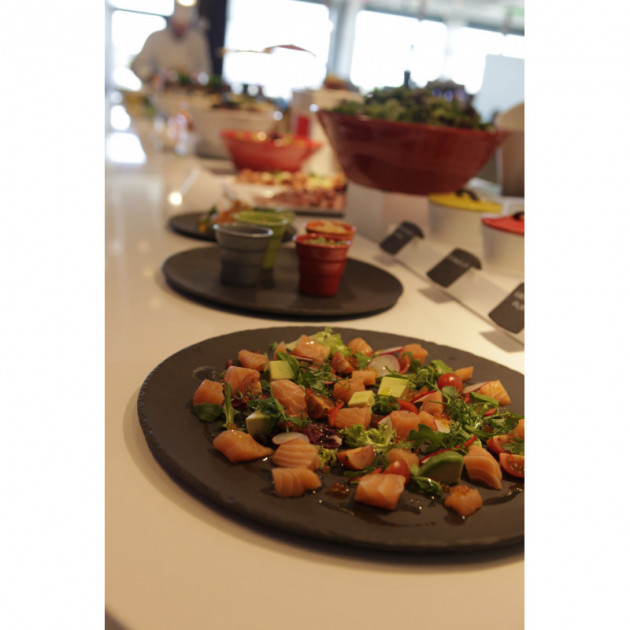 Mijote de legumes servis sur un plateau rond Basalt Revol Mijote de legumes servis sur un plateau rond Basalt Revol