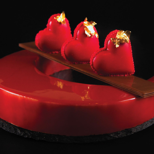 Zoom sur l'entremet rouge amour réalisé à partir du moule lune