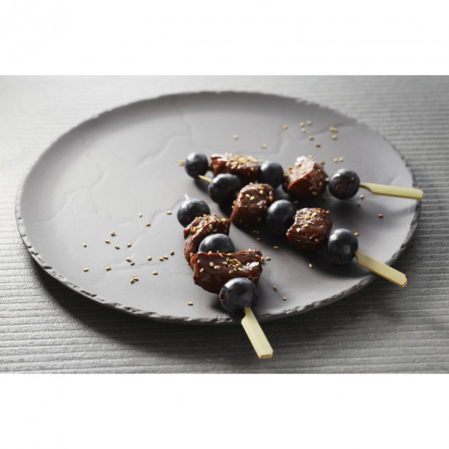 Brochettes aperitives servies sur un plateau rond Basalt Revol Brochettes aperitives servies sur un plateau rond Basalt Revol