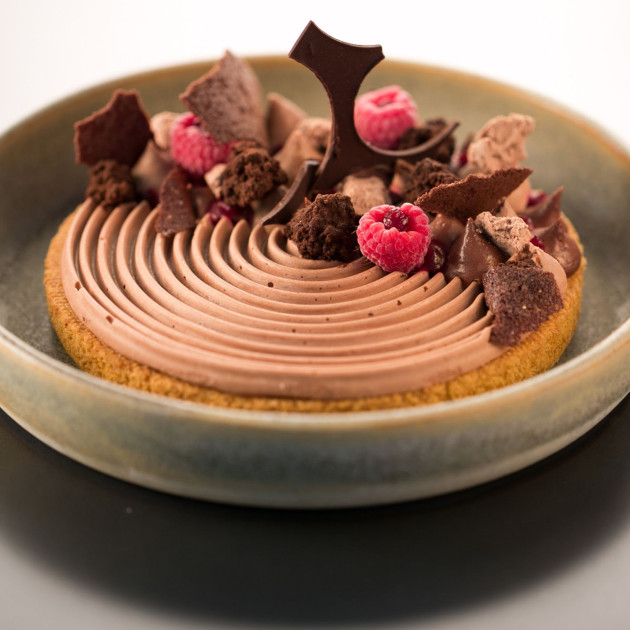 Ttourbillon en chocolat posé sur un entremet