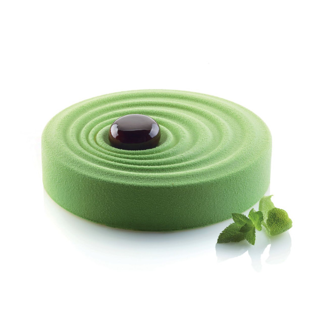 Réalisation d'une entremet rond à partir du moule qui donne des effets de vague sur le dessus