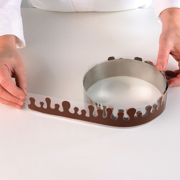 Positionnement de la bande de décor semblable à des gouttes autour d'un gateau Positionnement de la bande de décor semblable à des gouttes autour d'un gateau