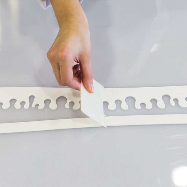 Mise en place du décor à l'aide de la spatule fourni Mise en place du décor à l'aide de la spatule fourni