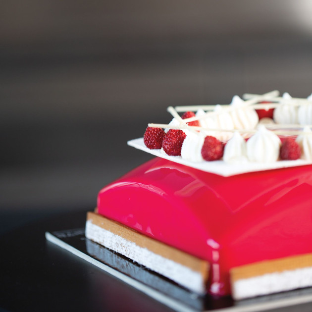 Zoom sur l'entremet avec glacage rouge  Zoom sur l'entremet avec glacage rouge