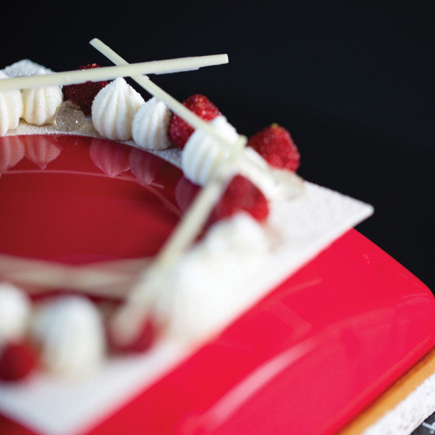 Entremet carré avec glacage rouge  Entremet carré avec glacage rouge