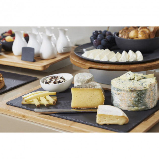 Plateau de fromage presente sur une assiette en porcelaine Basalt Revol Plateau de fromage presente sur une assiette en porcelaine Basalt Revol