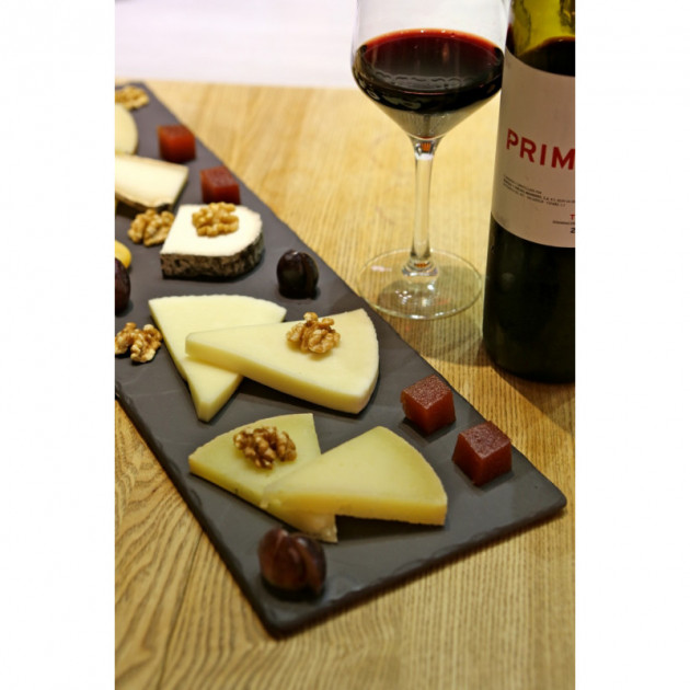 Plateau de fromage presente sur un ustensile Basalt Revol Plateau de fromage presente sur un ustensile Basalt Revol