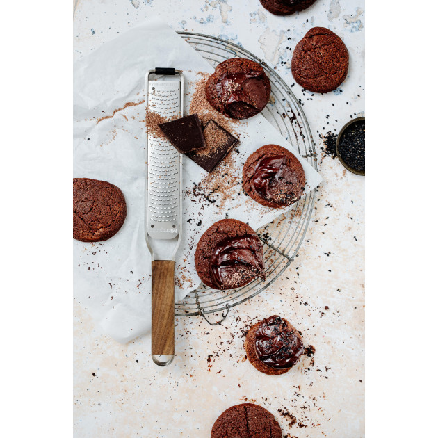 Râpe Zesteur Microplane Manche en Noyer d'Amérique Collection Master  Râpe Zesteur Microplane Manche en Noyer d'Amérique Collection Master