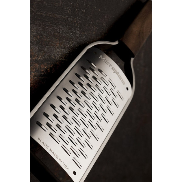 Râpe Microplane avec manche en bois de noyer et lame en acier inoxydable Râpe Microplane avec manche en bois de noyer et lame en acier inoxydable