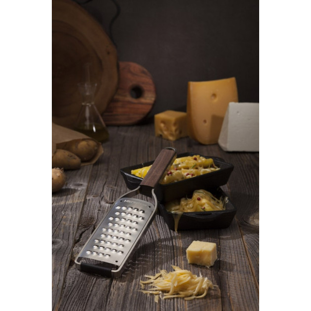 Râpe polyvalente avec un manche en bois de noyer Microplane  Râpe polyvalente avec un manche en bois de noyer Microplane