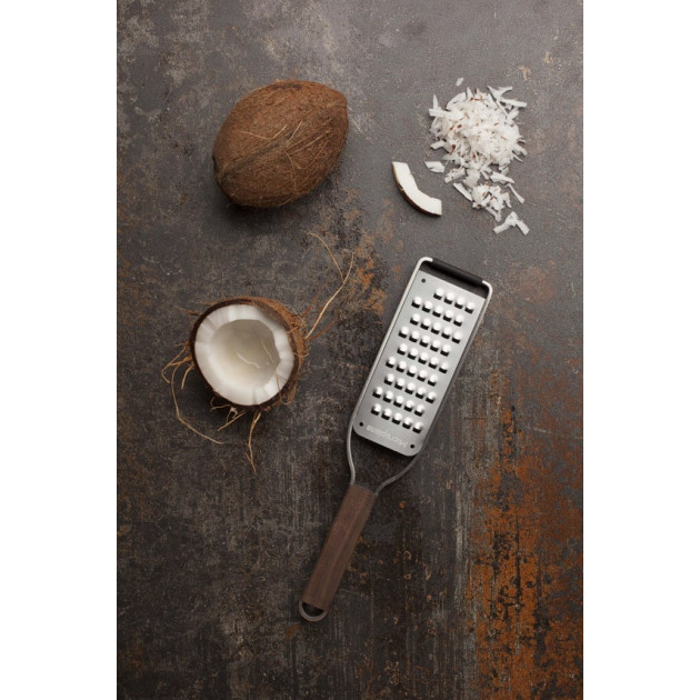 Noix de coco râpée par la râpe de cuisine Microplane Noix de coco râpée par la râpe de cuisine Microplane