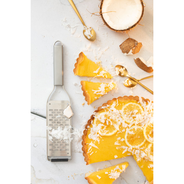 Noix de coco râpée par la râpe professionnelle Microplane