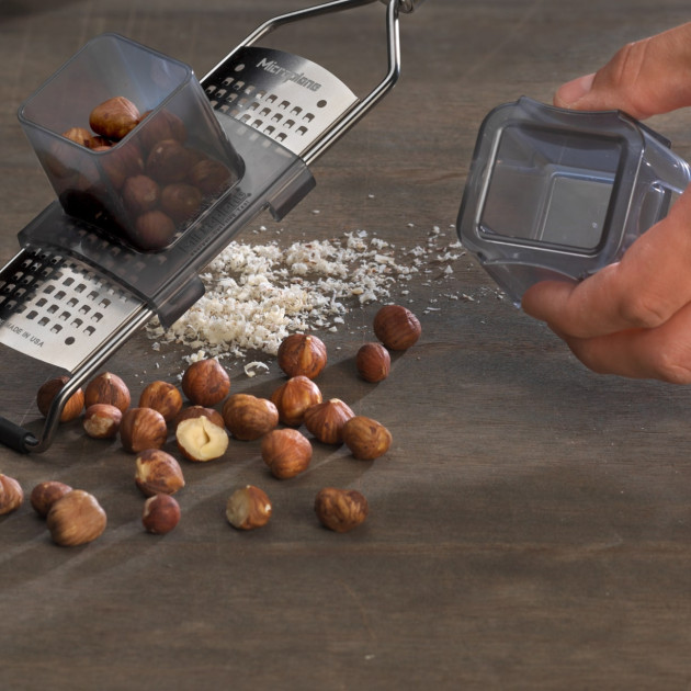 Utilisation de la protection doigts qui s'adapte sur la collection Microplane Gourmet