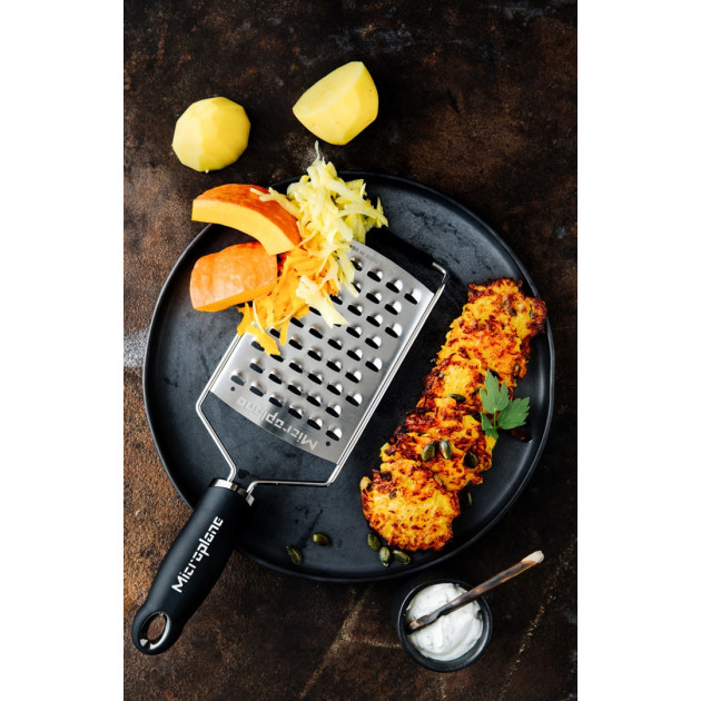 Râpe Inox Microplane avec poignée ergonomique et caoutchouc antidérapant Râpe Inox Microplane avec poignée ergonomique et caoutchouc antidérapant