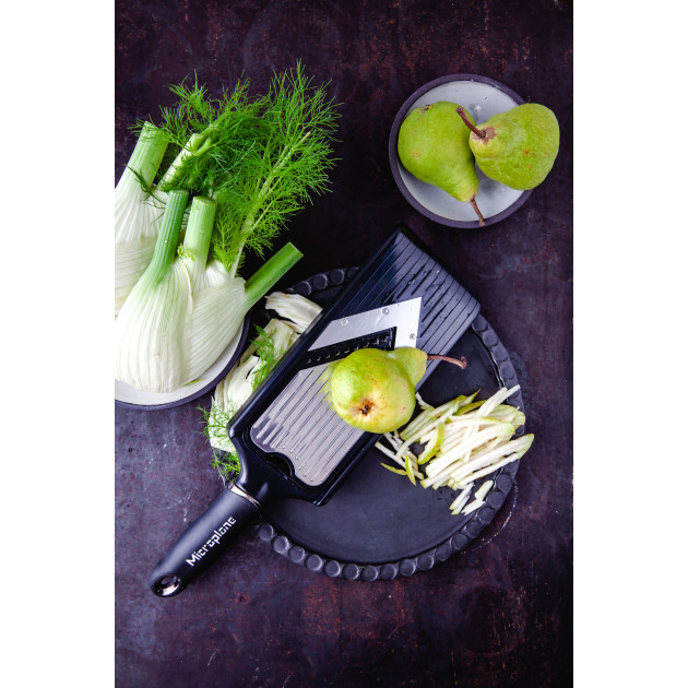 Légumes en Julienne par la Mandoline Microplane Légumes en Julienne par la Mandoline Microplane