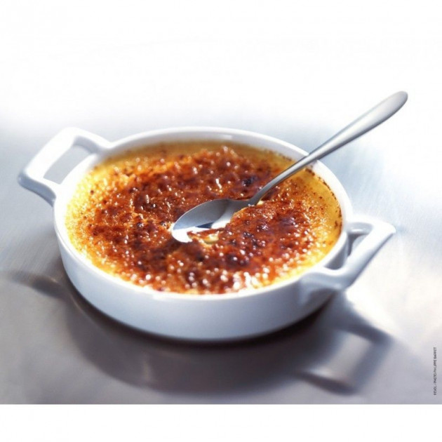 Cremes brûlee realisee dans un ramequin en porcelaine Belle Cuisine Revol Cremes brûlee realisee dans un ramequin en porcelaine Belle Cuisine Revol