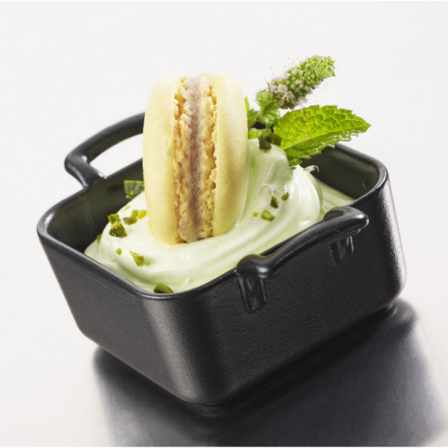 Dessert servi dans une miniature en porcelaine Revol
