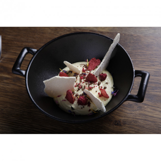 Dessert realise et servi dans un mini wok en porcelaine Revol