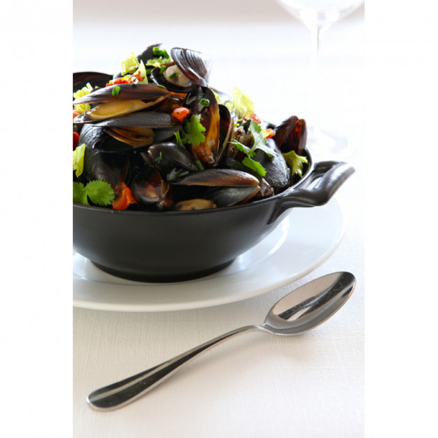 Plat de moules servi dans un mini wok noir Belle Cuisine Revol