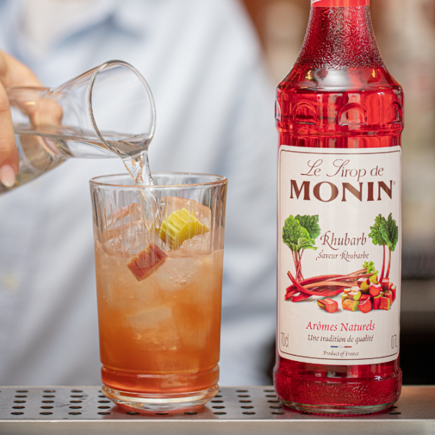 Thé Vert Glacé avec Sirop Saveur Rhubarbe Thé Vert Glacé avec Sirop Saveur Rhubarbe