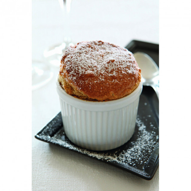 Souffle realise dans un moule a souffle en porcelaine culinaire Revol Souffle realise dans un moule a souffle en porcelaine culinaire Revol