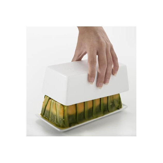 Demoulage d'une terrine de legume sur le couvercle/plateau de la terrine Revol