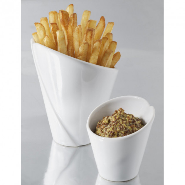 Frites et sauces servies dans des cornets en porcelaine Revol