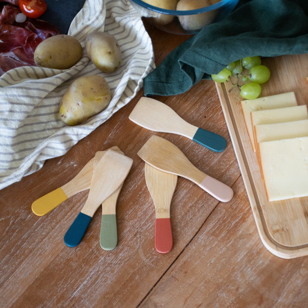 Spatules à raclette en bambou avec manches colorés Pebbly - Mise en situation Spatules à raclette en bambou avec manches colorés Pebbly - Mise en situation