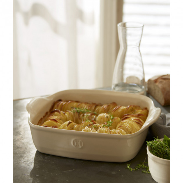 Gratins de pommes de terre servit a table dans la Plat a Four Carre Argile Emile Henry