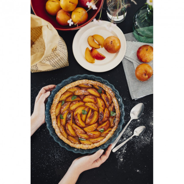 Tourtiere Haute Farine Emile Henry disposee sur une table