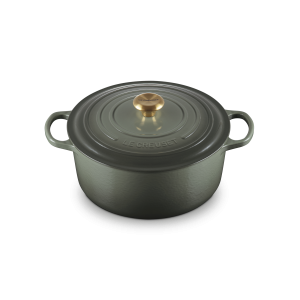 Cocotte en Fonte Ronde 28 cm Thym Bouton Doré Le Creuset Signature Cocotte en Fonte Ronde 28 cm Thym Bouton Doré Le Creuset Signature