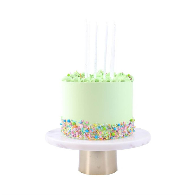 Bougies blanches à paillettes sur gâteau