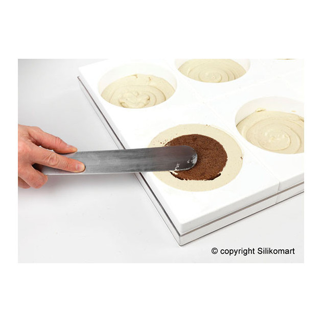 Garnissage du florentin avec une genoise au chocolat