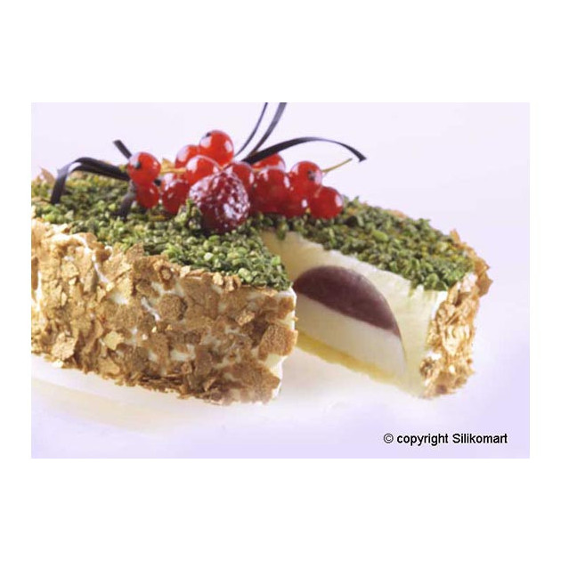 Gateau a la creme vanille. eclats de pistache et garnis de demi sphere aux fruits rouges
