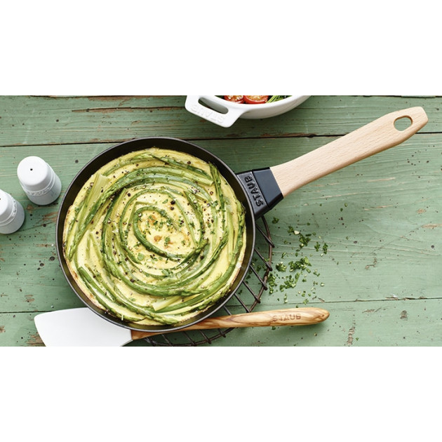 Poêle en Fonte Noir 20 cm Manche Bois Staub Poêle en Fonte Noir 20 cm Manche Bois Staub